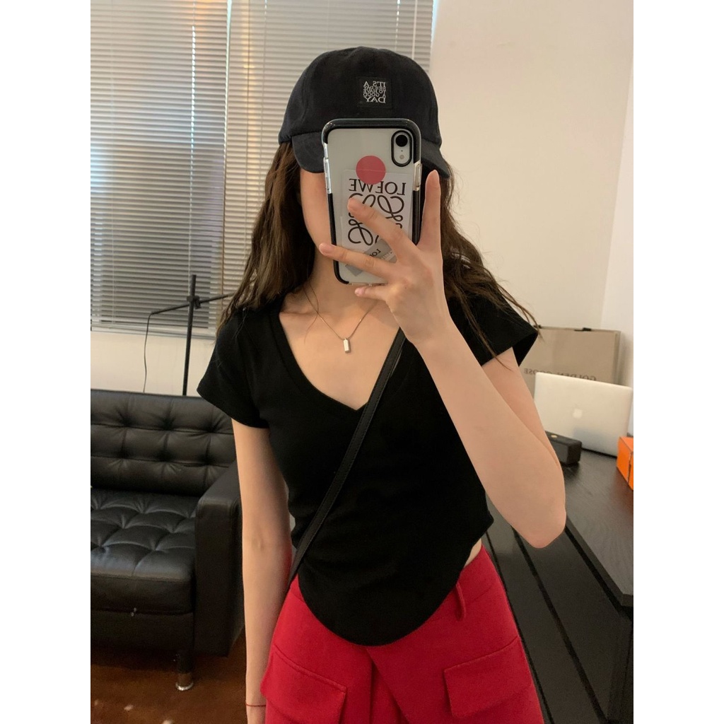 Red Musim Panas Pendek Slim Desain Arc Edge A4 Pinggang Leher V Murni Keinginan Angin Lengan Pendek Gadis Seksi Slim Bahu T-shirt Katun Murni untuk Wanita
