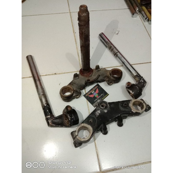 T segitiga atas bawah set stang Suzuki RGR original.
