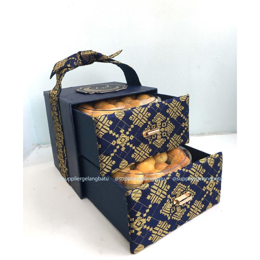 

Box Saja Box Kue Kering 2 Toples 500 Gram Bahan Songket Laci Premium Hardbox Edisi Lebaran Idul Fitri Parsel Hampers Ramadan Kado