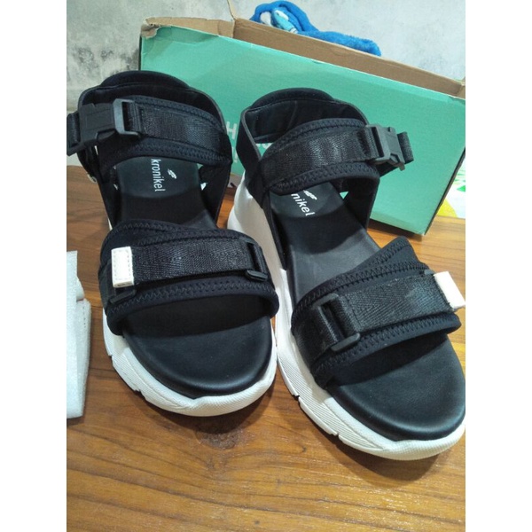 kronikel sepatu sendal sandal