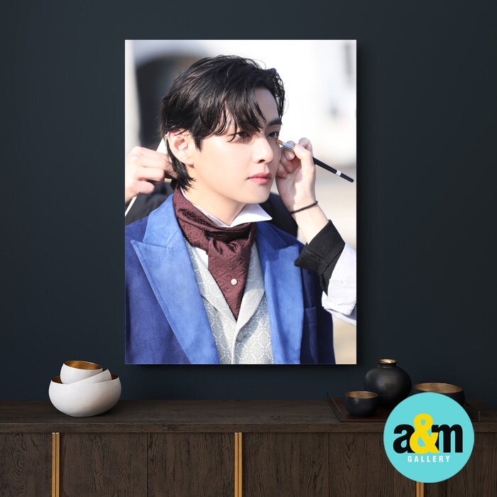 Poster Kayu KIM TAEHYUNG V BTS VEAUTIFUL DAYS BACK STAGE Edition I Hiasan Dinding Dekorasi Kamar I Poster Kayu K-POP Dekorasi Kamar - A&amp;M