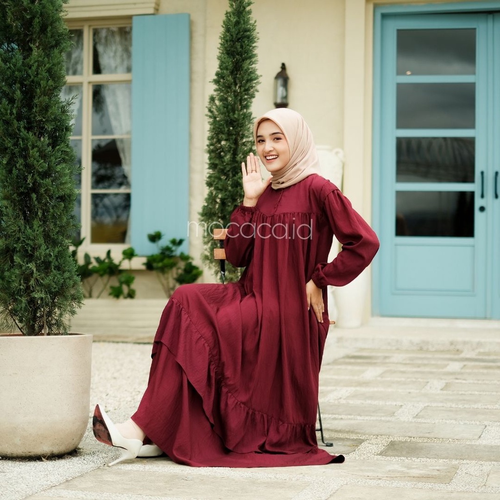 Gamis Lebaran Yumna Dress dari bahan Polo linen kancing busui friendly ada variasi remple di pundak dan rok saku lengan karet - merah hati maroon marun