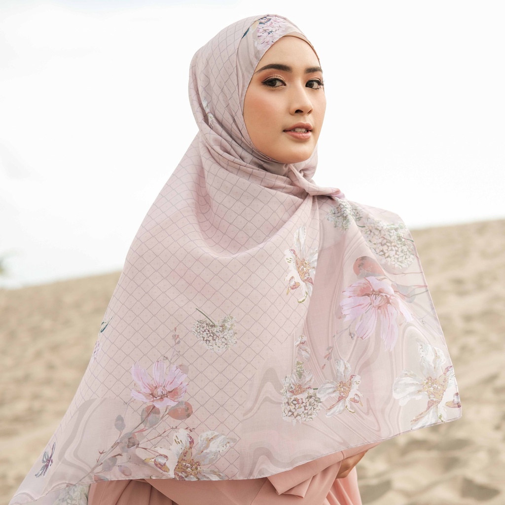 ALIF KERUDUNG SEGI EMPAT MOTIF PARIS PREMIUM KOREA - URSA IN VANILLA ( SPR-D9-001 )