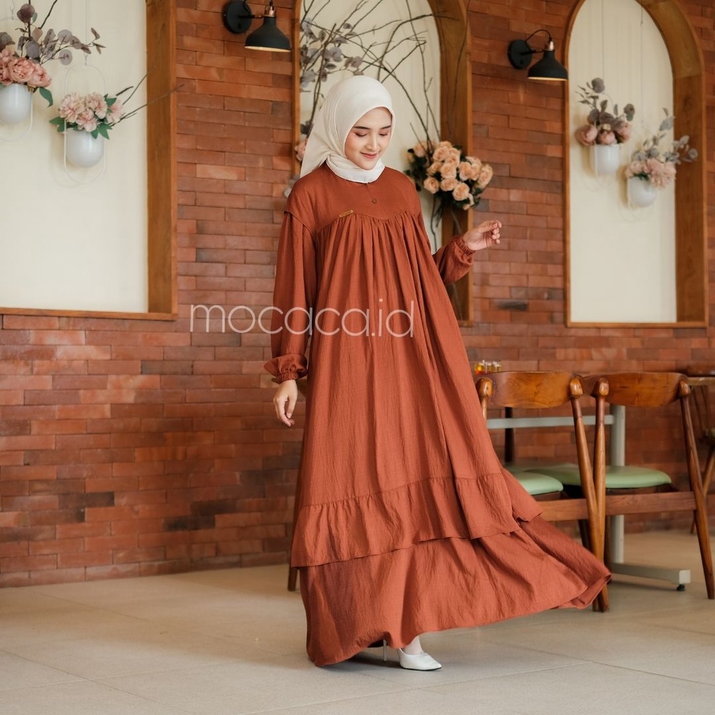 Gamis Lebaran Yumna Dress dari bahan Polo linen kancing busui friendly ada variasi remple di pundak dan rok saku lengan karet - teracota merah bata