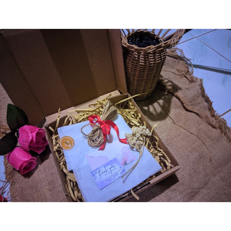 

Gift Box kotak kado hampers
