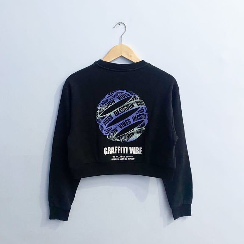 DECISION ANOTHER || GRAFFITI VIBE SWEATER CROP TOP WANITA (PS)