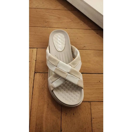 staccato wedges natural