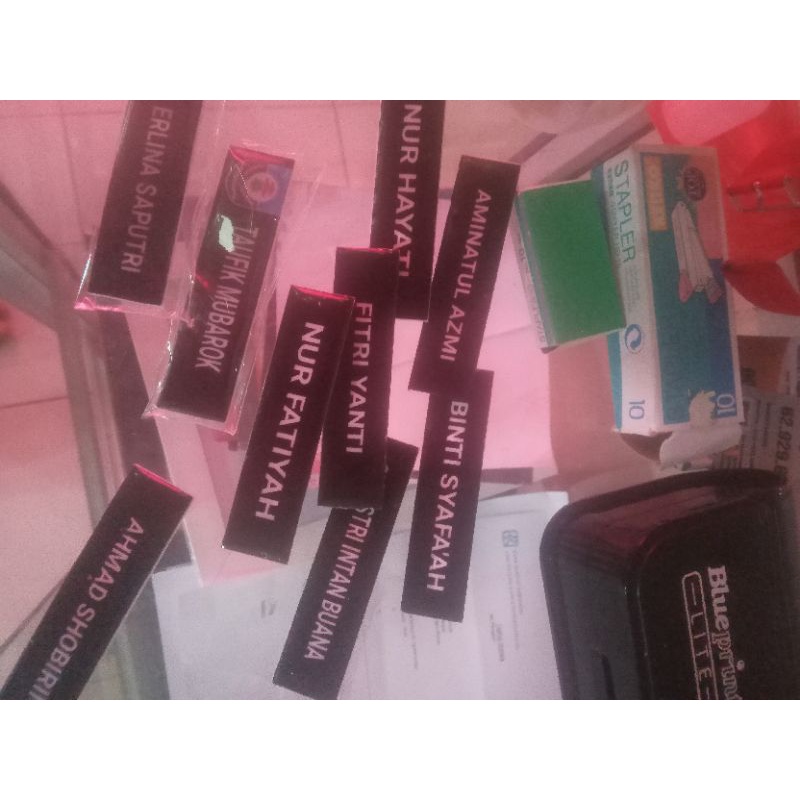 

name tag, papan nama dada
