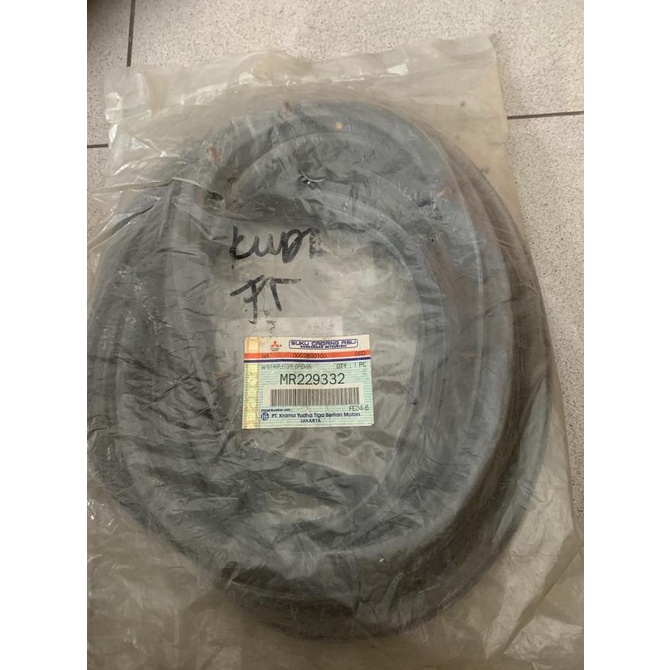 Karet pintu balon depan kanan MITSUBISHI KUDA