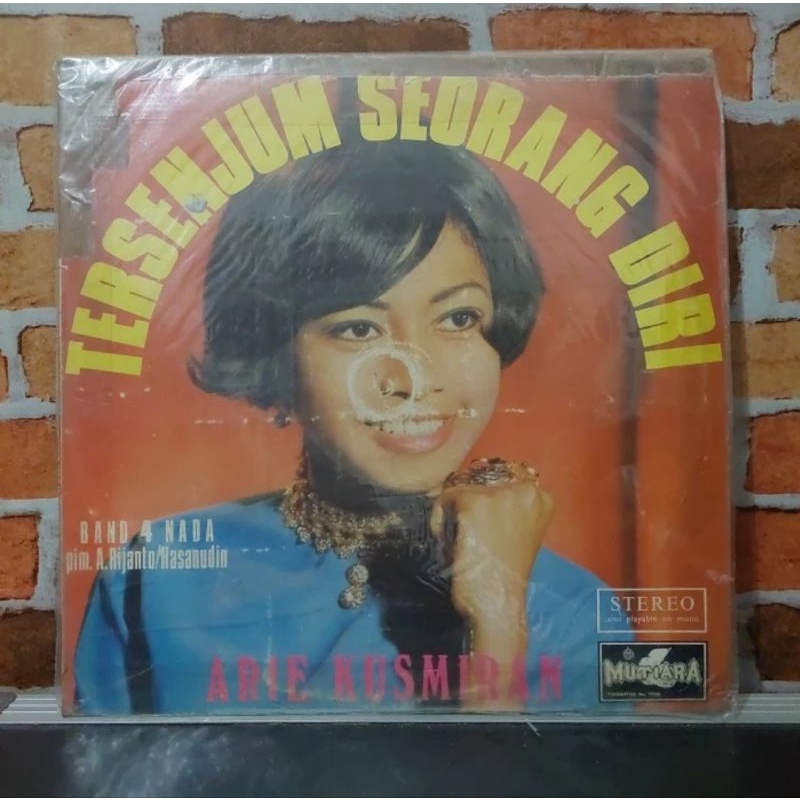 Vinyl Piringan Hitam 12 inch Arie Kusmiran-Tersenjum Seorang Diri