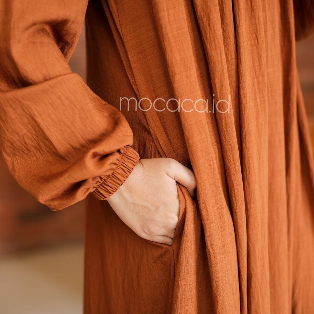 Gamis Lebaran Yumna Dress dari bahan Polo linen kancing busui friendly ada variasi remple di pundak dan rok saku lengan karet - cokelat caramel honey madu