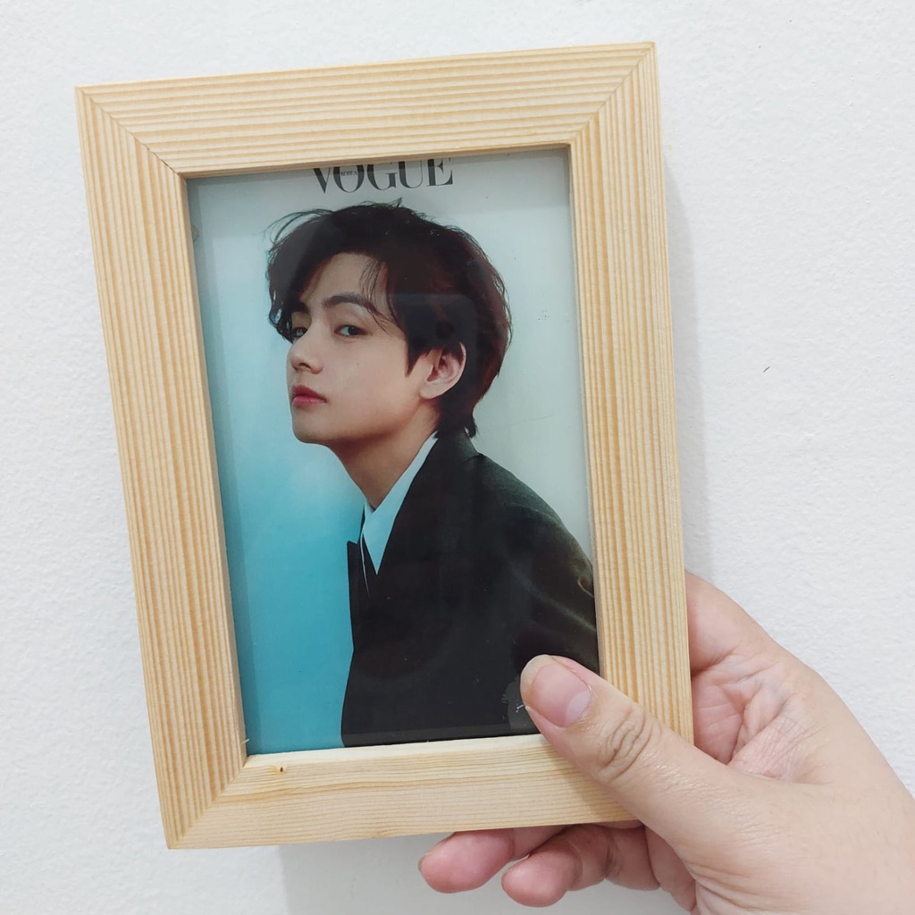 PIGURA GANTUNG FRAME KAYU MINIMALIS AESTHETIC SIMPLE + ACRYLIC CETAK FOTO SUKA-SUKA PRIBADI / IDOL BTS NCT EXO TXT SEVENTEEN AESPA BLACKPINK TWICE SOLO MEMBER / GROUP PHOTO