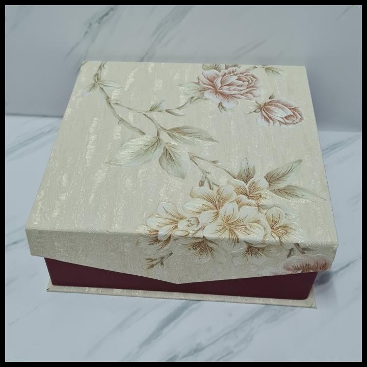 

Box Kue Flower /Hard Box/ Lapis Legit / Kue Lapis Imlek 22X22X8Cm