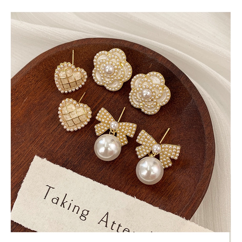 Ladies Pearl Stud Earrings Halus Berlapis Emas Anting Vintage Fashion Bunga Anting Alfabet