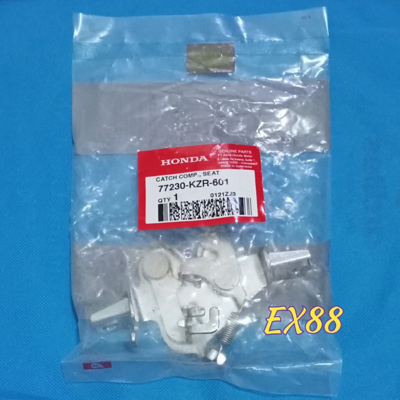 DUDUKAN LAWAN KUNCI JOK / SADEL VARIO TECHNO 125 OLD (2012-2014) ORIGINAL AHM ASLI 77230-KZR-601