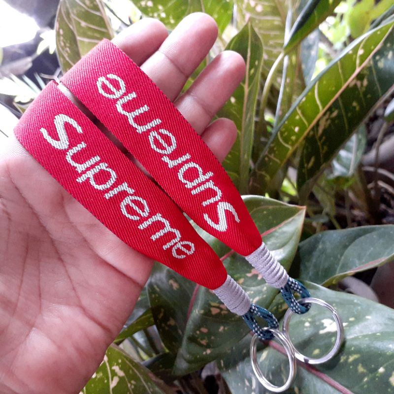 Keychain Supreme Gantungan Kunci Hp Lanyard Cocok Untuk Pria Dan Wanita