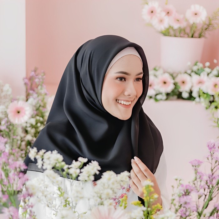 elzata hijab hijab segi empat IMAH GAYA JILBAB SEGI EMPAT BELLASQUARE - Hitam U1H1