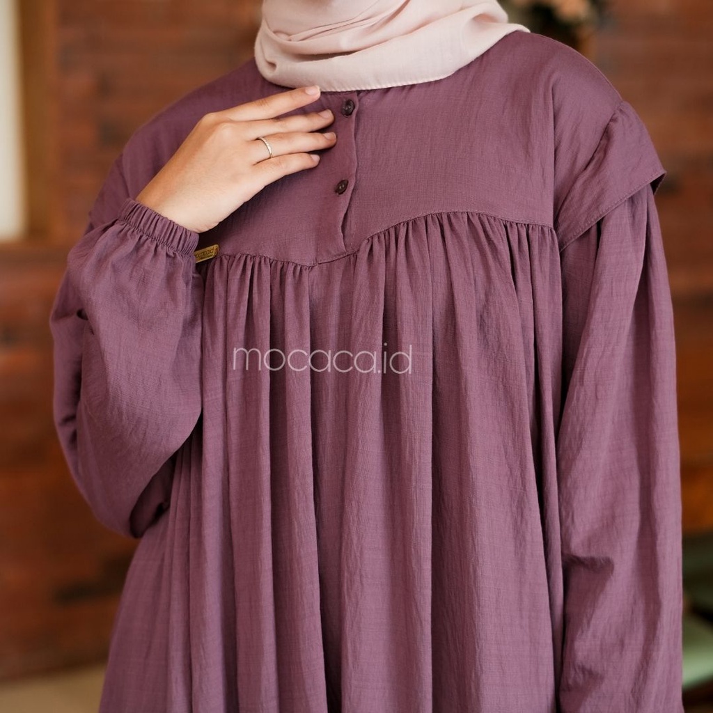 Gamis Lebaran Yumna Dress dari bahan Polo linen kancing busui friendly ada variasi remple di pundak dan rok saku lengan karet - wine ungu anggur