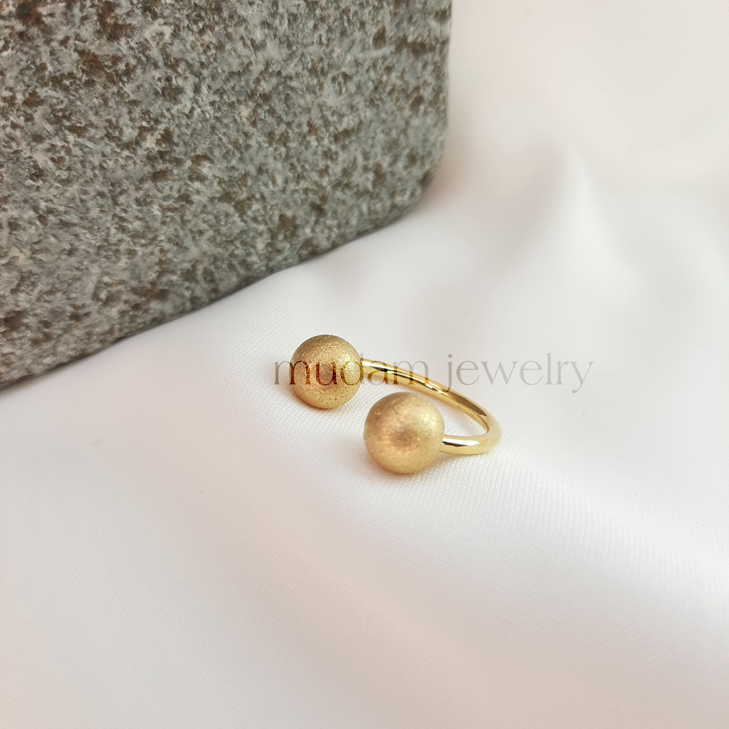 Cincin Model Bola Pasir Bulat Simple dan Elegan Warna Gold