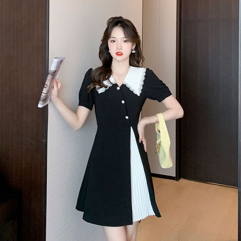 Gaun baru kerah boneka celah gaun hitam kecil gaya musim panas rok A-line dengan warna kontras dan desain lipit