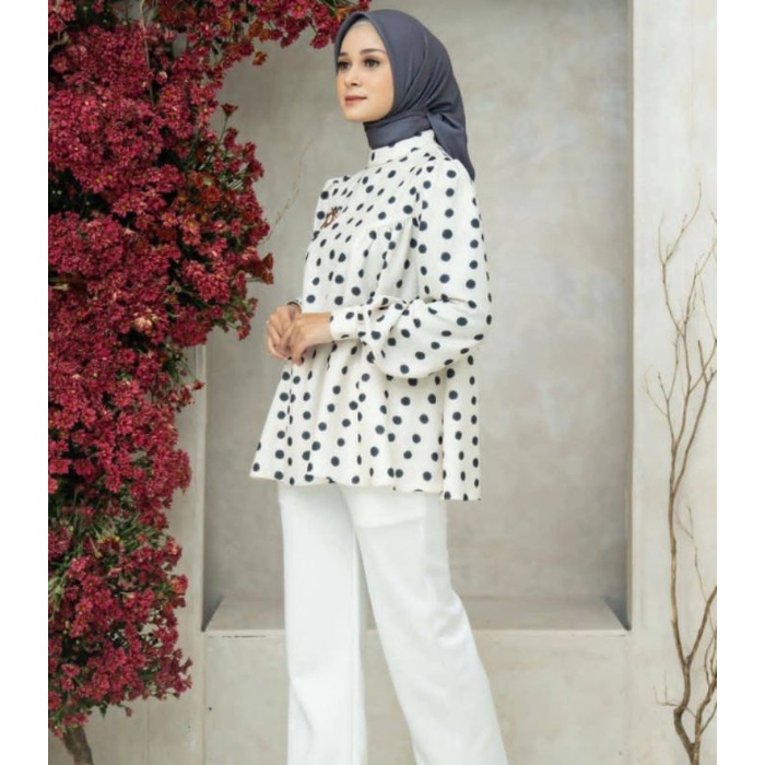 Preloved Gina blouse wearing klamby