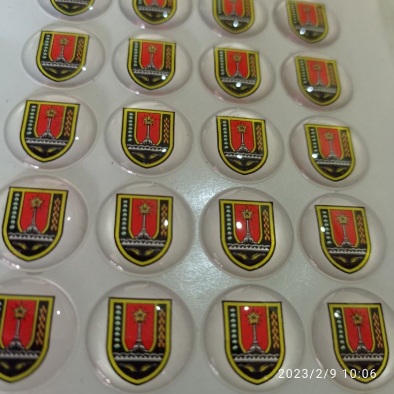 pin kecil lapis resin timbul bening custom