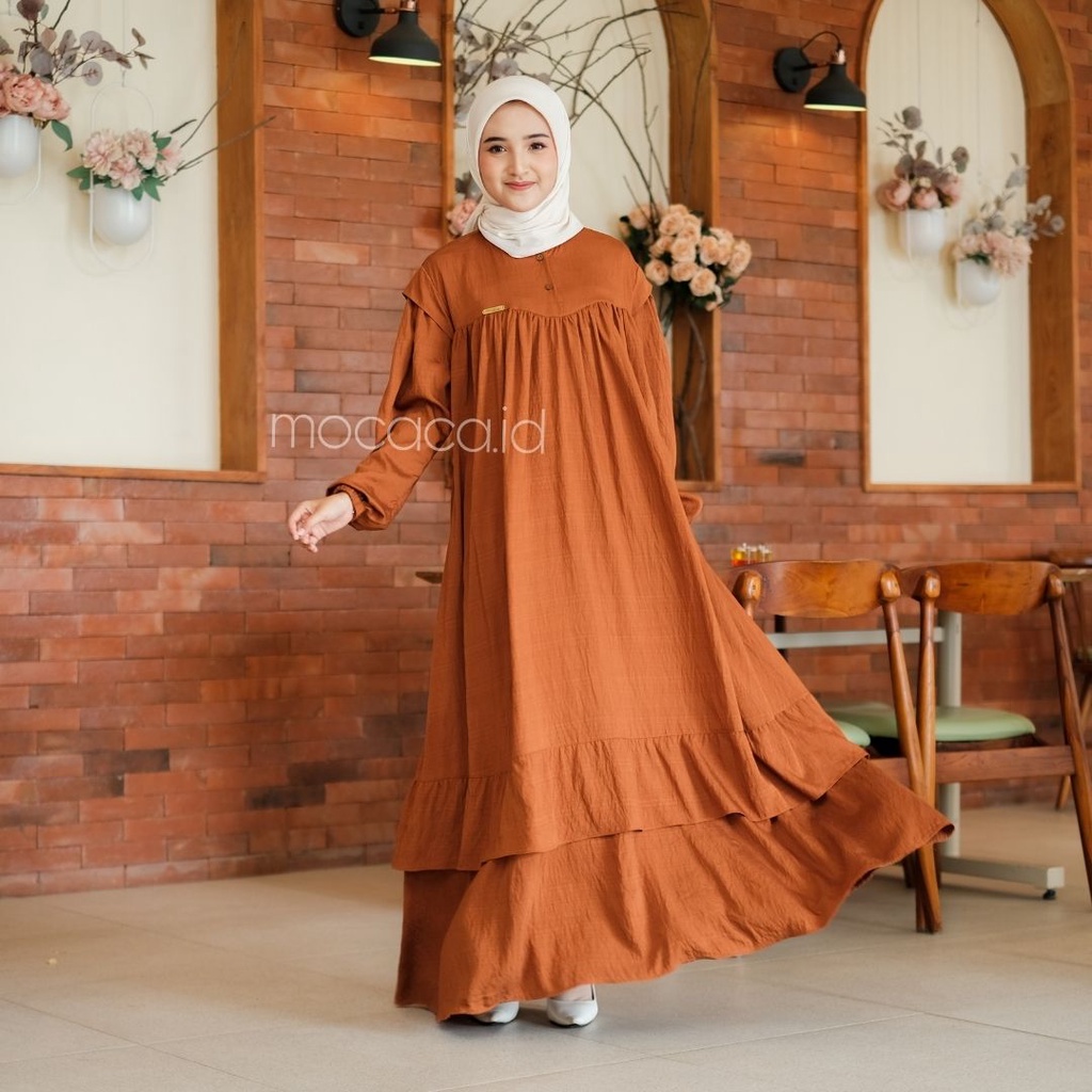 Gamis Lebaran Yumna Dress dari bahan Polo linen kancing busui friendly ada variasi remple di pundak dan rok saku lengan karet - cokelat caramel honey madu