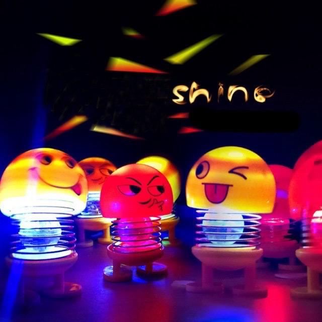 [KUALITAS TINGGI] BONEKA EMOJI LED / BONEKA EMOTICON EMOJI PER GOYANG PAJANGAN MOBIL MOTOR RUMAH SPRING DOLL