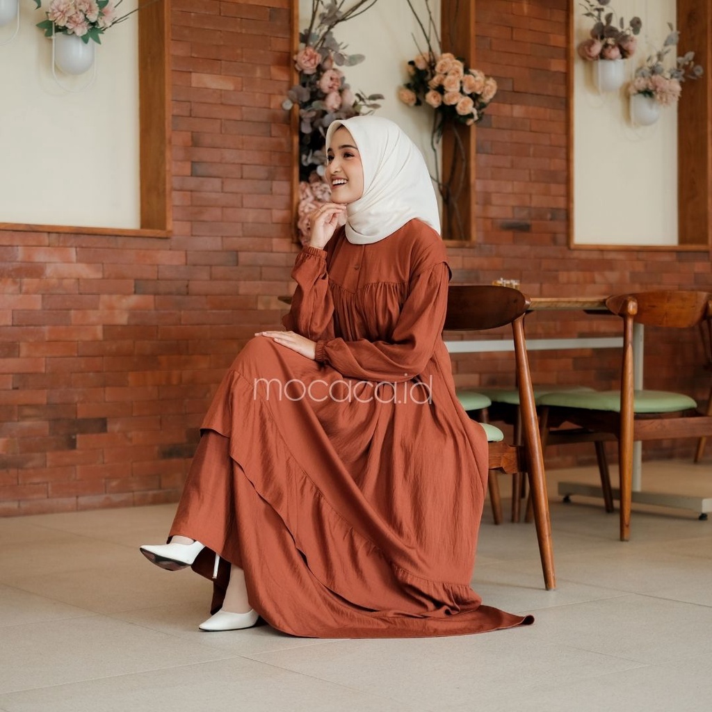 Gamis Lebaran Yumna Dress dari bahan Polo linen kancing busui friendly ada variasi remple di pundak dan rok saku lengan karet - teracota merah bata