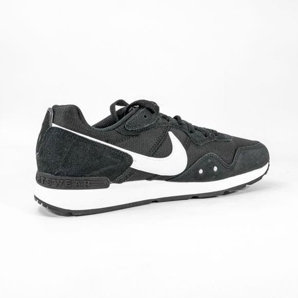 SEPATU SNEAKERS NIKE VENTURE RUNNER BLACK WHITE