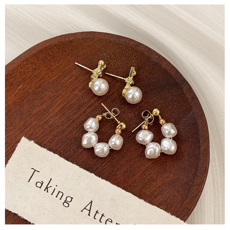 Ladies Pearl Stud Earrings Halus Berlapis Emas Anting Vintage Fashion Bunga Anting Alfabet