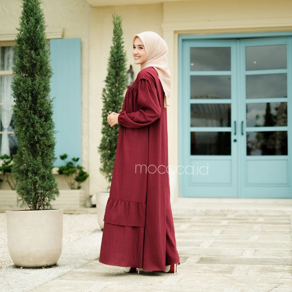 Gamis Lebaran Yumna Dress dari bahan Polo linen kancing busui friendly ada variasi remple di pundak dan rok saku lengan karet - merah hati maroon marun