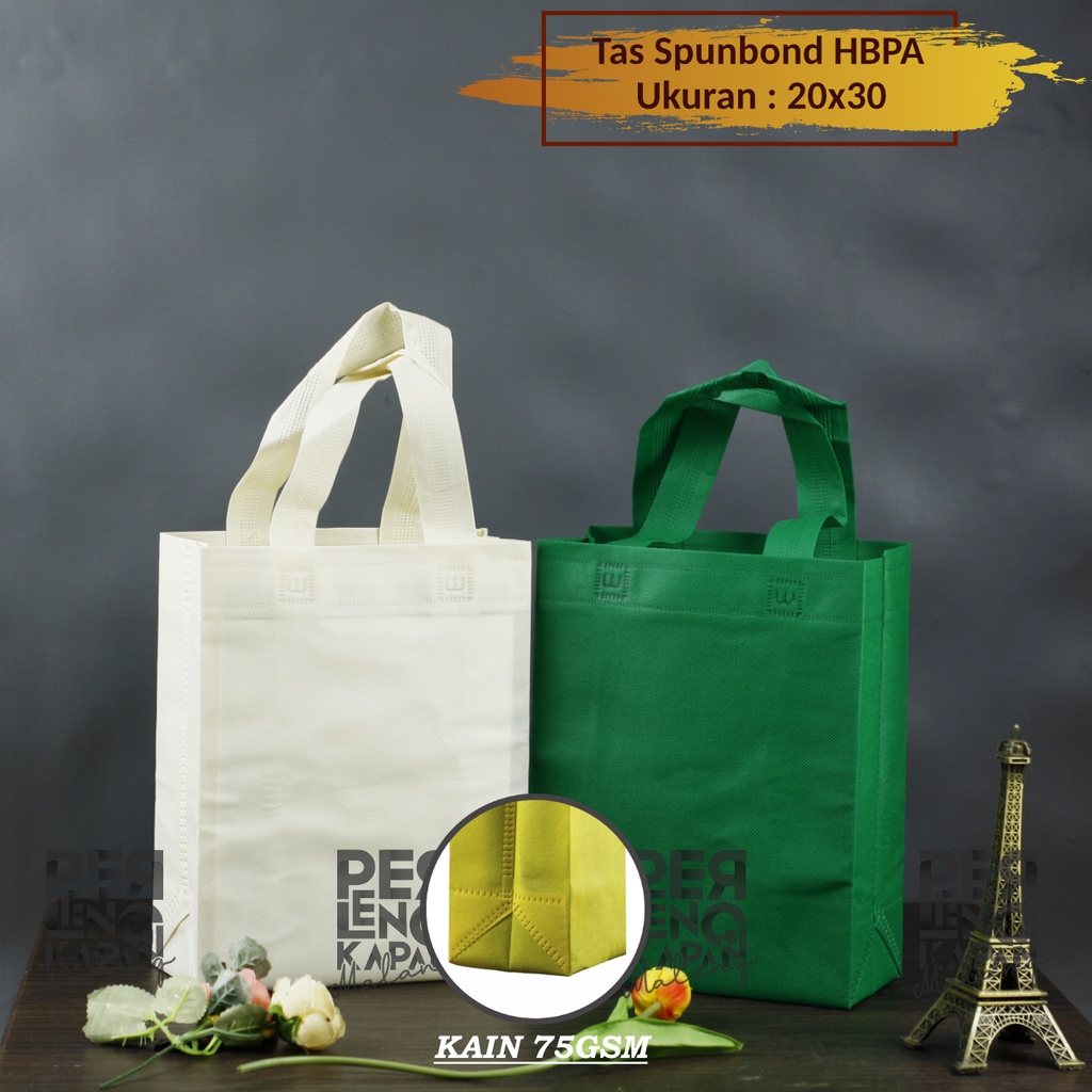 

Tas Box Spunbond Goodie Bag Laken Standing Handle Auto Press Kuat Ukuran 20x30x10 Souvenir Promosi Murah