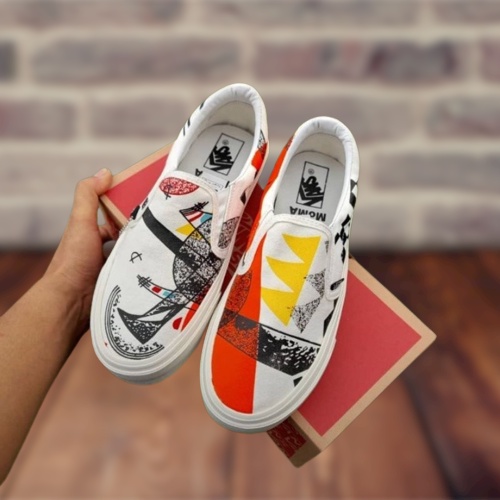 GREAT DESIGN GRAFIS SEPATU V4NS MoM4 WHITE AND BLACK SLIP ON STYLE SEPATU TRENDY SEPATU GAUL SEPATU KULIAH SEPATU NONGKRONG UNTUK KALIAN MUDA MUDI YANG KEKINIAN