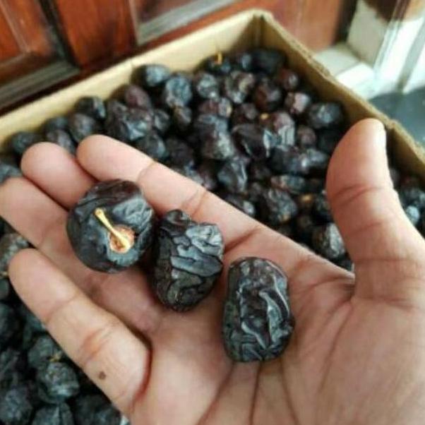 

KURMA BUAH-BUAHAN KURMA AJWA 1KG NABI OLEH OLEH HAJIJAWA ALMADINAH EL09I09A82L