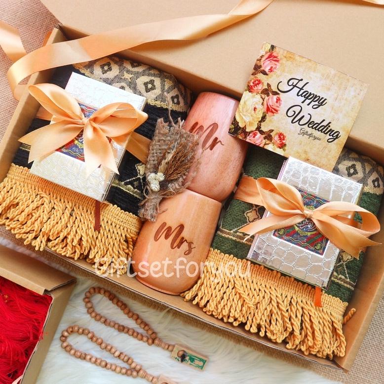 

Kado Wedding Gift / Kado Alat Solat / Hampers Ramadhan / Parcel Lebaran / Hampers Couple Alat Solat / Souvenir Pernikahan /