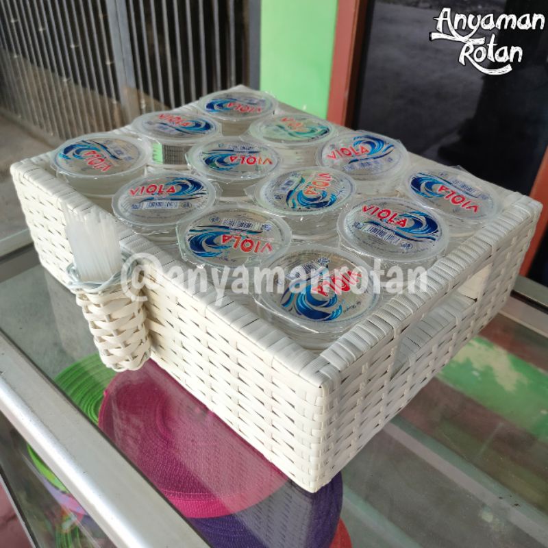 Tempat Aqua Gelas Rotan Sintetis Isi 12