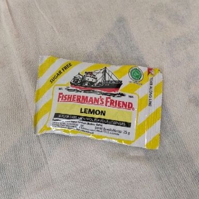 

Fisherman's friend LEMON Flavour Lozenges permen fisherman PUTIH KUNING