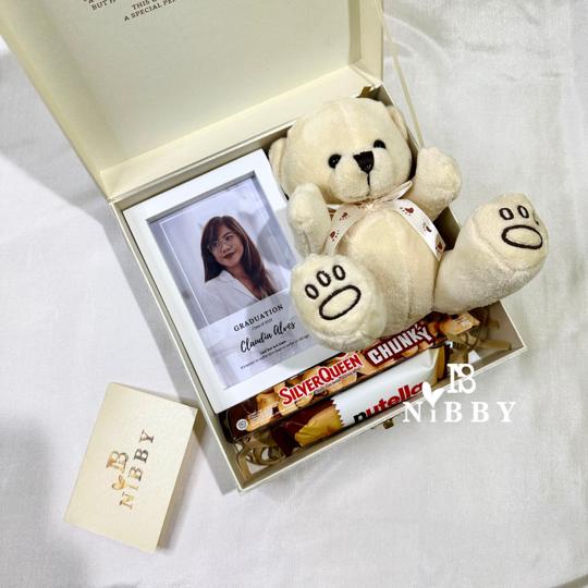 CUSTOM PHOTODOLL Hampers Wisuda Sidang Graduation Boneka Kado Toga Silverqueen Nutella Frame Premium Hadiah Ulang Tahun Birthday AnniversaryHardbox