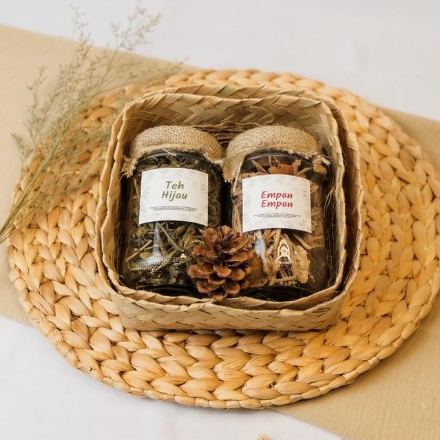 

Uma / Hampers Wedangan / Hampers Minuman / Hampers Lebaran / Hampers Wedding / Kado Ulang Tahun / Hampers Ramadhan