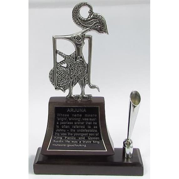 

Plakat souvenir tempat pulpen wayang Arjuna/tpt alat tulis/12x4x20cm