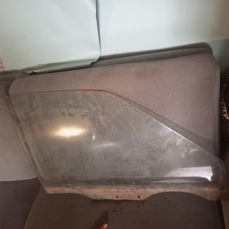 kaca pintu depan kanan Mazda 323 86-88 Ford laser 1.3
