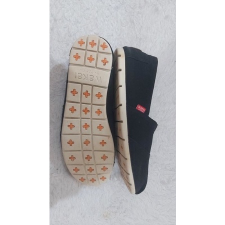 Preloved sepatu santao casual slip on pria wakai original core size 43 hitam dan motif