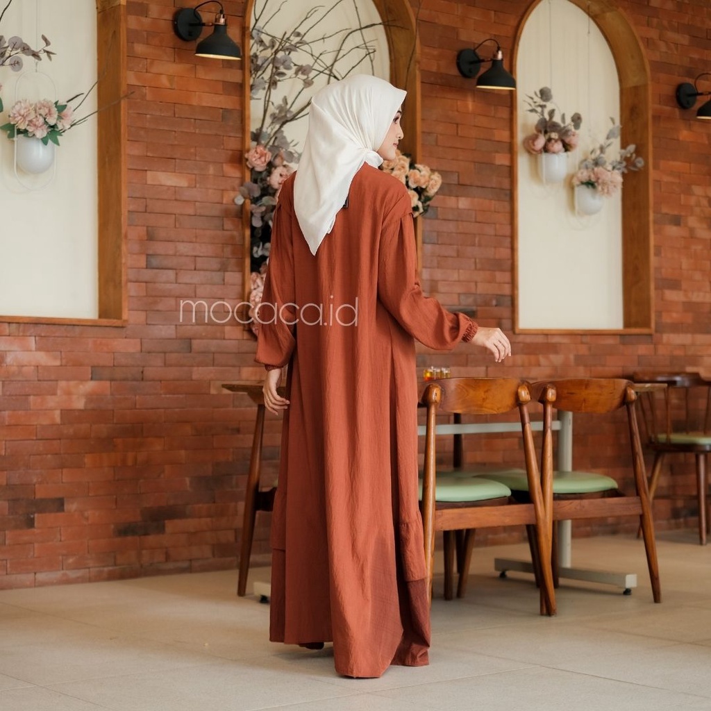 Gamis Lebaran Yumna Dress dari bahan Polo linen kancing busui friendly ada variasi remple di pundak dan rok saku lengan karet - teracota merah bata