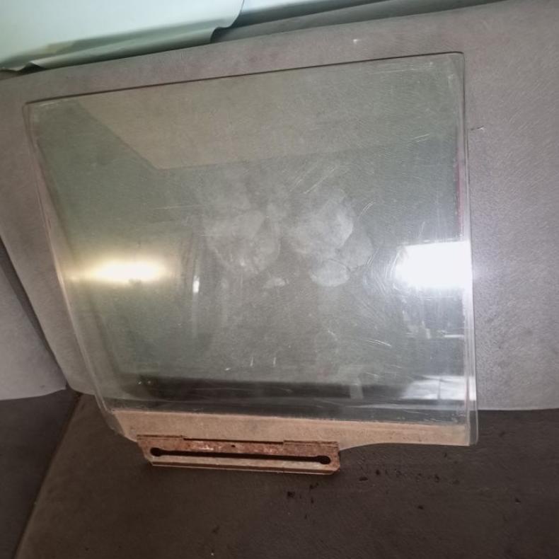 kaca pintu belakang kanan Mazda 323 Ford laser 1.3