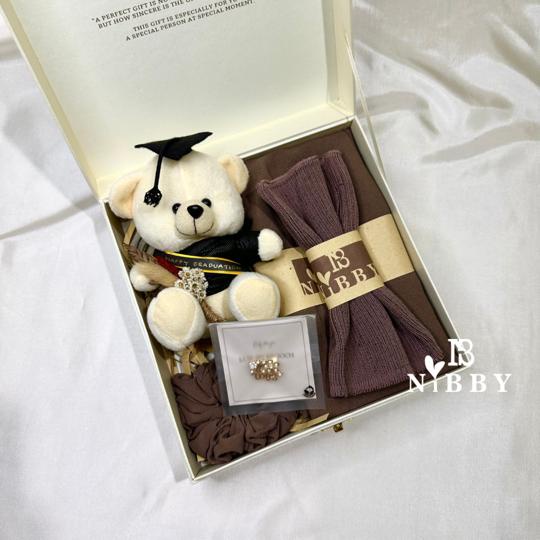 GRADVEIL Hampers Wisuda Sidang Graduation Boneka Kado Pashmina Bros Toga Scrunchie Ciput Premium Hadiah Hardbox