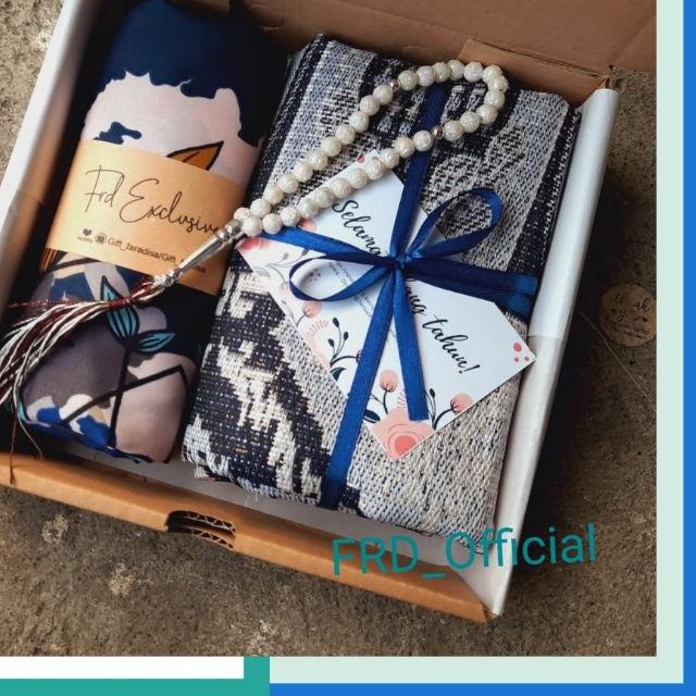 

♧ Hampers Muslim Murah (Hijab + Sajadah + Tasbih) souvenir kado hadiah gift hamper ultah nikah wedding wisuda graduation sempro guru perpisahan ☎