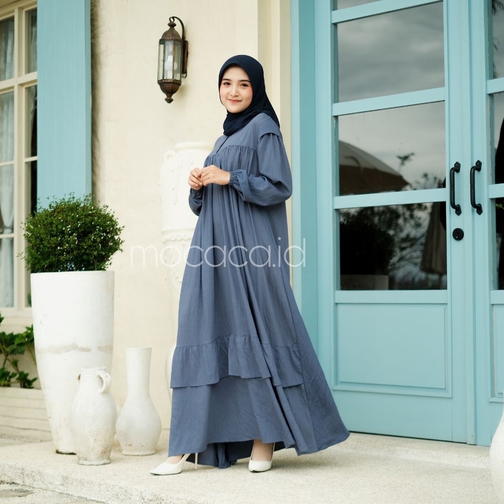 Gamis Lebaran Yumna Dress dari bahan Polo linen kancing busui friendly ada variasi remple di pundak dan rok saku lengan karet - biru denim