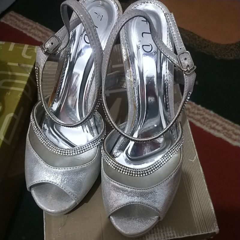 Sepatu Preloved Pesta Silver FLD sz. 39