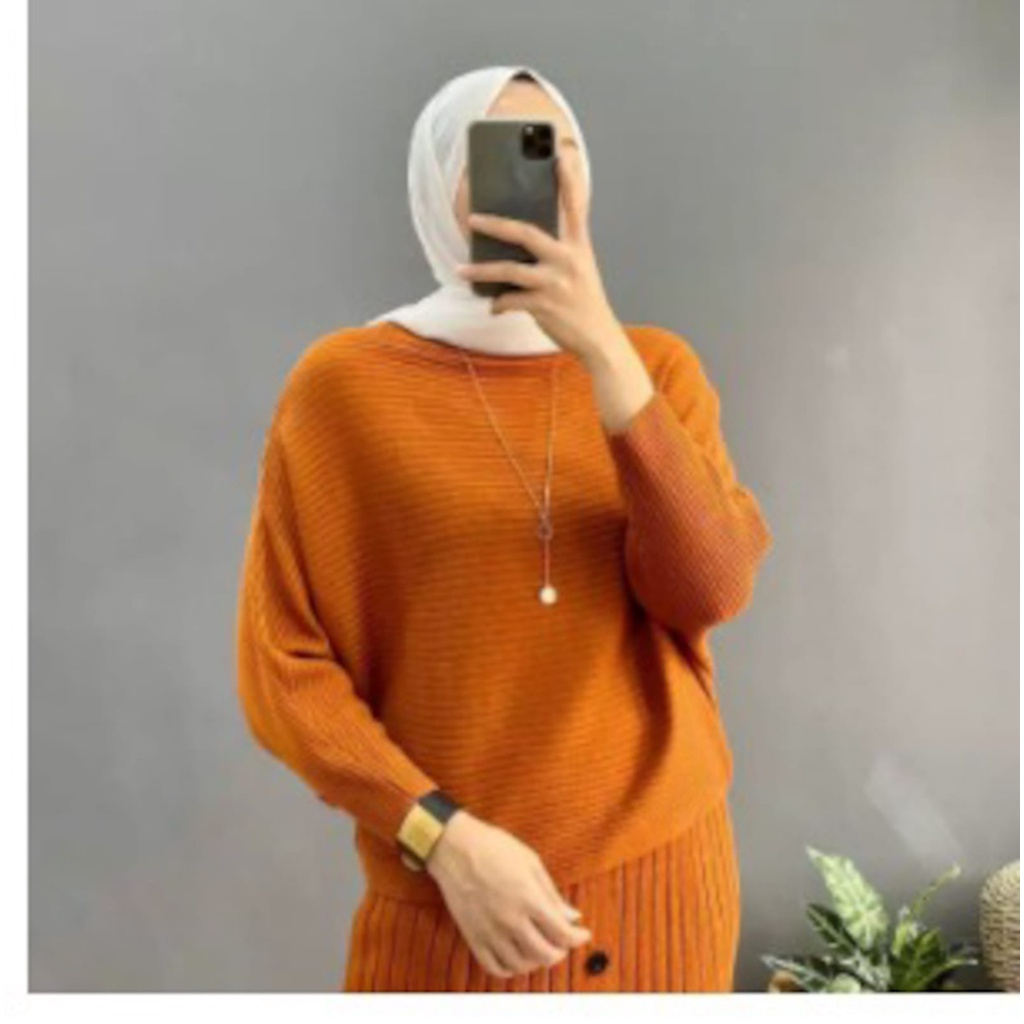 One Set Setelan Wanita Rok Dan Sweater Blouse Batwing Rajut Fit To XL